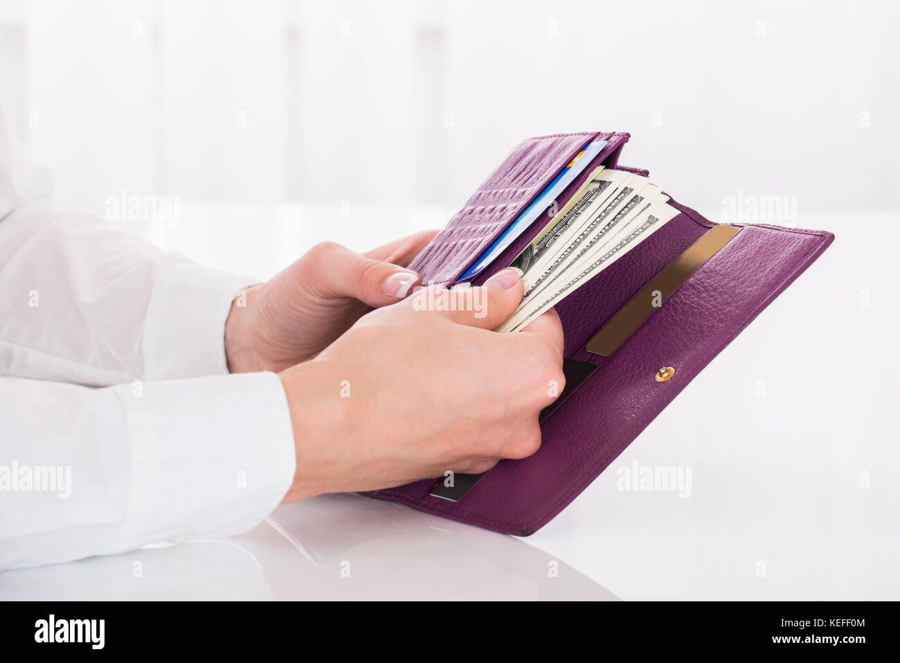 Close-up of a female's hand holding bourse avec des billets en euros Banque D'Images