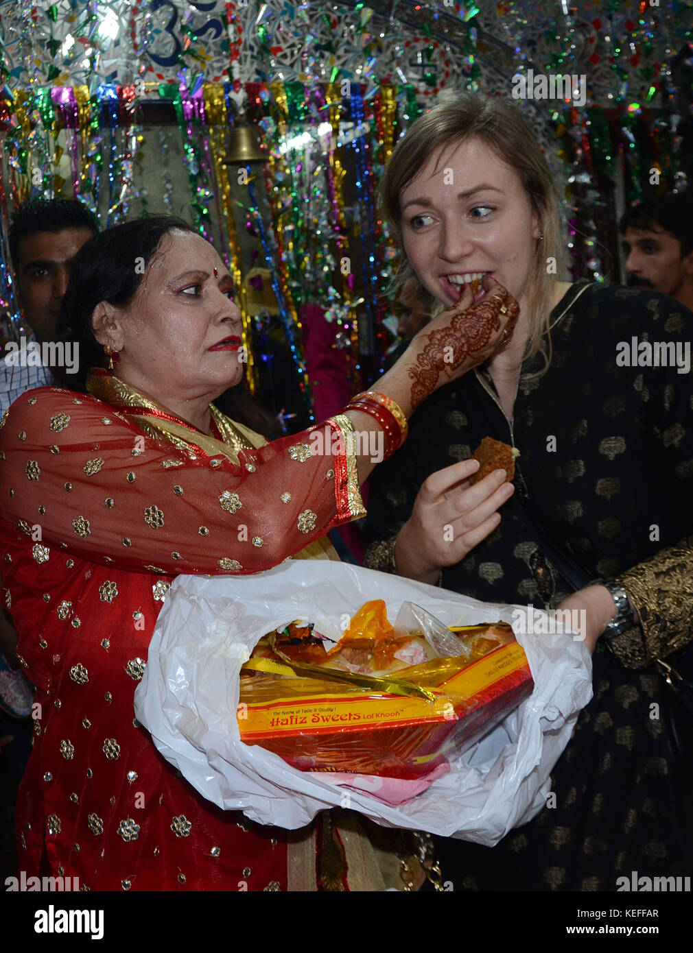 Lahore, Pakistan. 20 oct, 2017. Lahore, Pakistan, 19 octobre 2017- = communauté hindoue pakistanaise au cours de rituels religieux de la scène dewali festival à Krishna Mandir à Lahore le 19 octobre 2017. diwali, la fête hindoue des lumières, marque le triomphe du bien sur le mal, et commémore le retour du dieu hindou Rama à Ayodhya, sa ville natale après la victoire contre le roi démon Ravana. crédit : rana sajid hussain/Pacific Press Agency/Alamy live news Banque D'Images