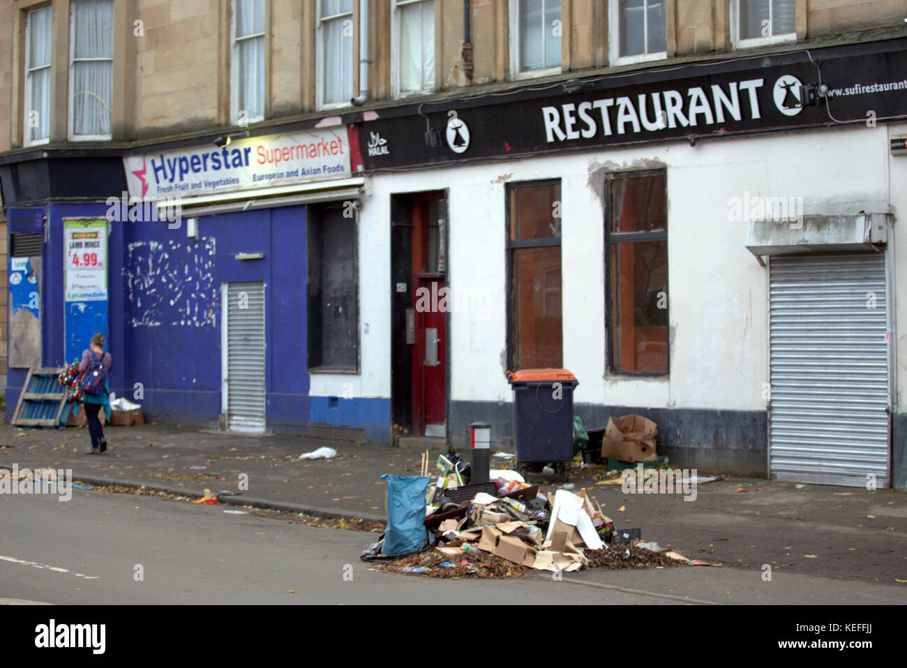 Les décharges sauvages déchets restaurant street govanhill, Glasgow, Royaume-Uni Banque D'Images