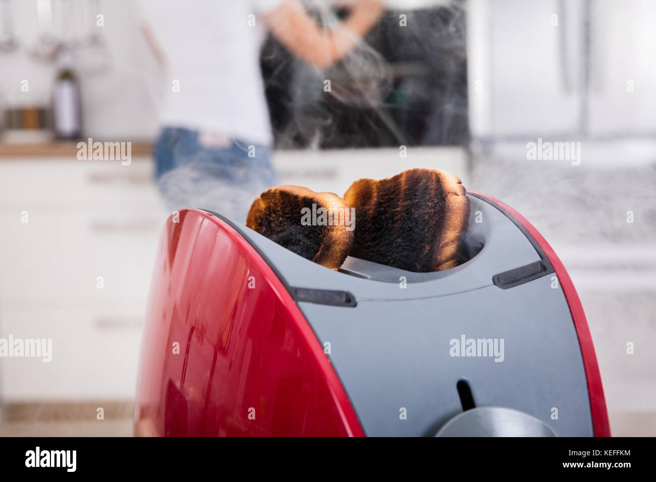 Close-up of Burnt Toast sortant de grille-pain dans la cuisine Banque D'Images