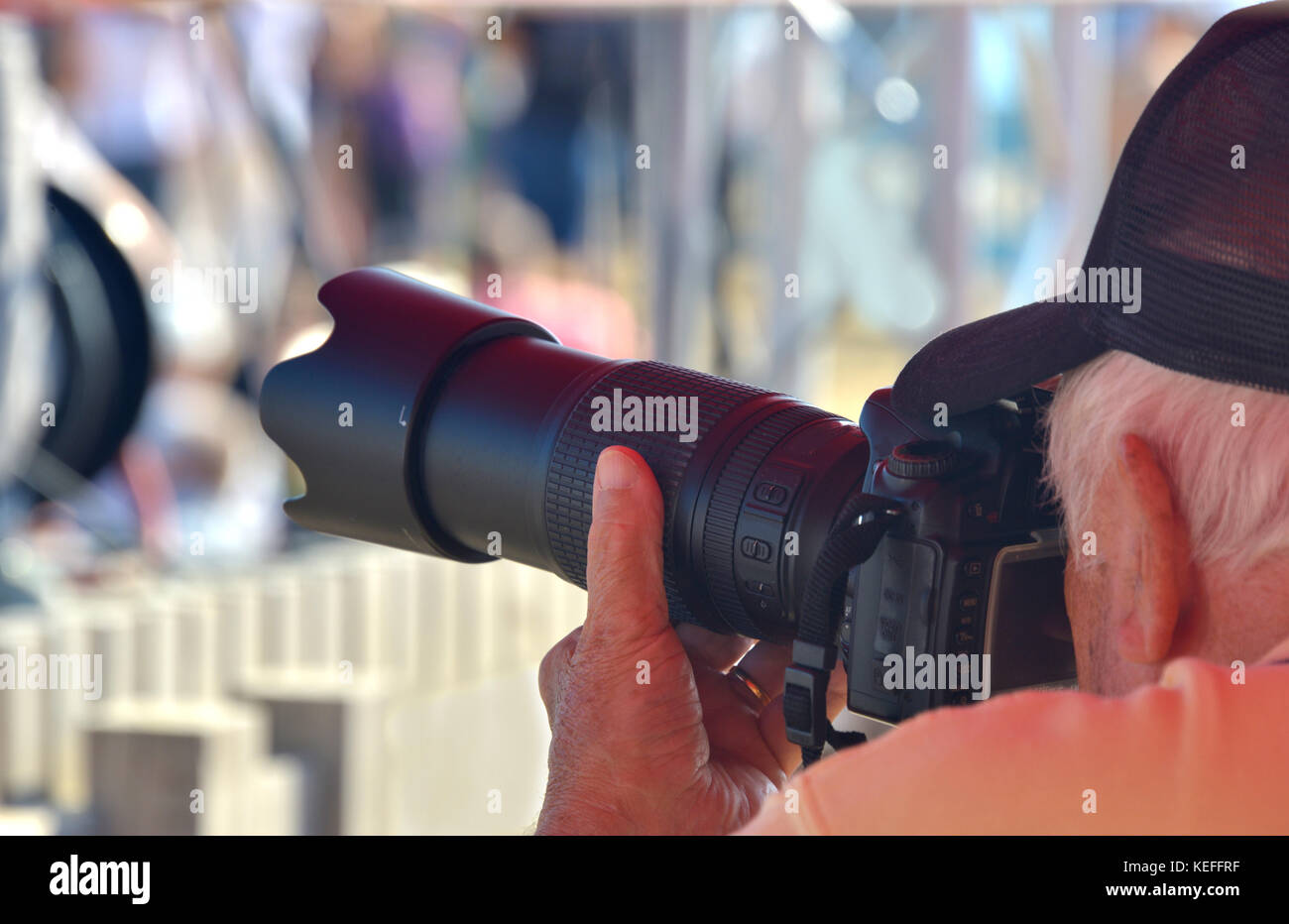 Close-up of man making photo avec appareil photo numérique Banque D'Images