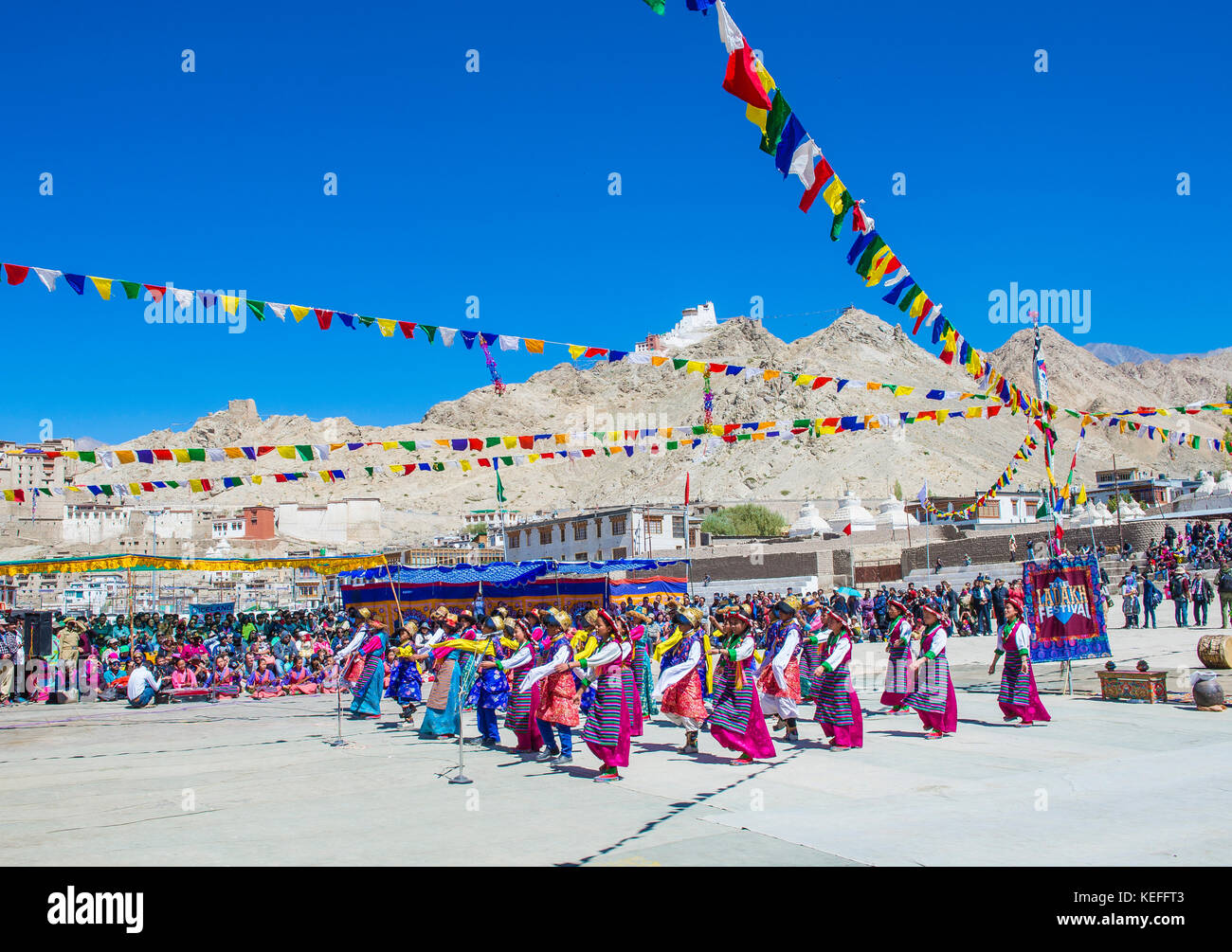 Les gens non identifiés avec costumes traditionnels ladakhis participe à la fête à Leh Ladakh Inde Banque D'Images