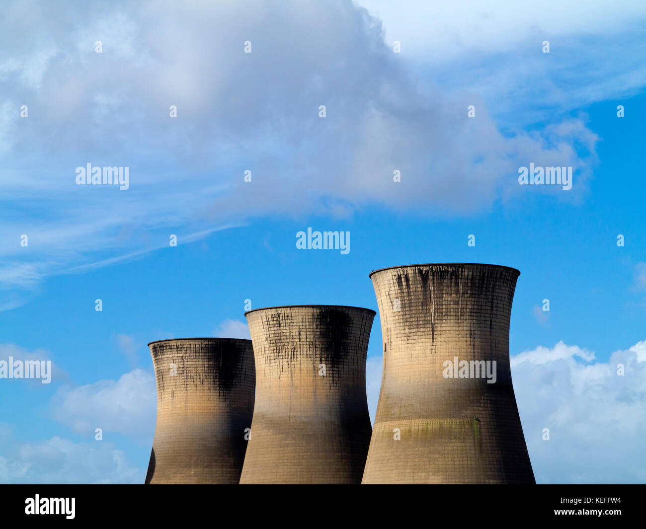 Tours de refroidissement de Willington Power Station in South Derbyshire, Angleterre Royaume-uni une centrale thermique au charbon qui ont fonctionné jusqu'aux années 1990. Banque D'Images