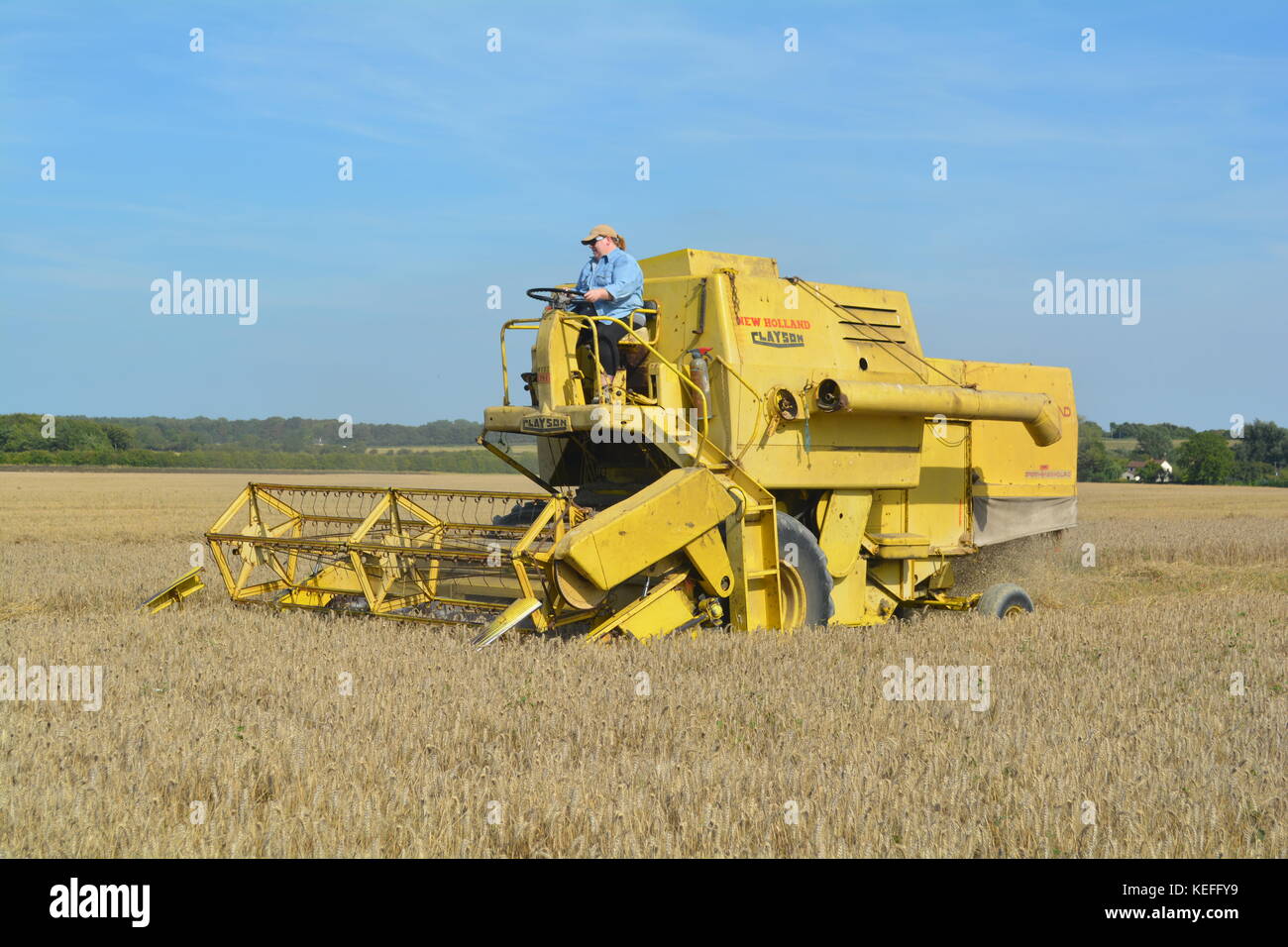 Vintage new holland moissonneusebatteuse dans cabyellow ouvert sur l
