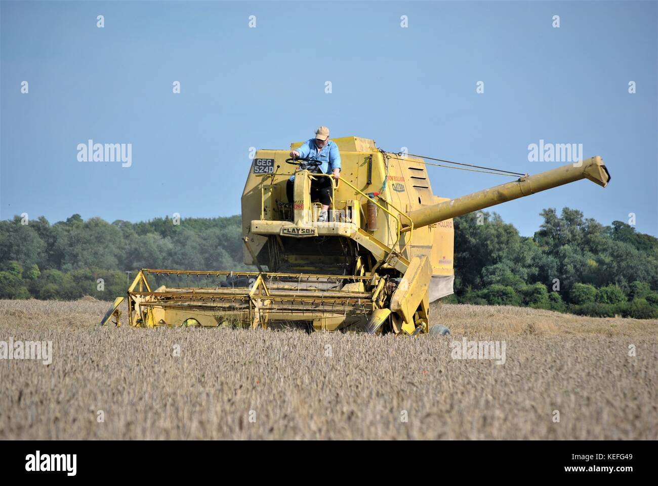 Cabine ouverte ancienne moissonneuse-batteuse new holland jaune de la ...