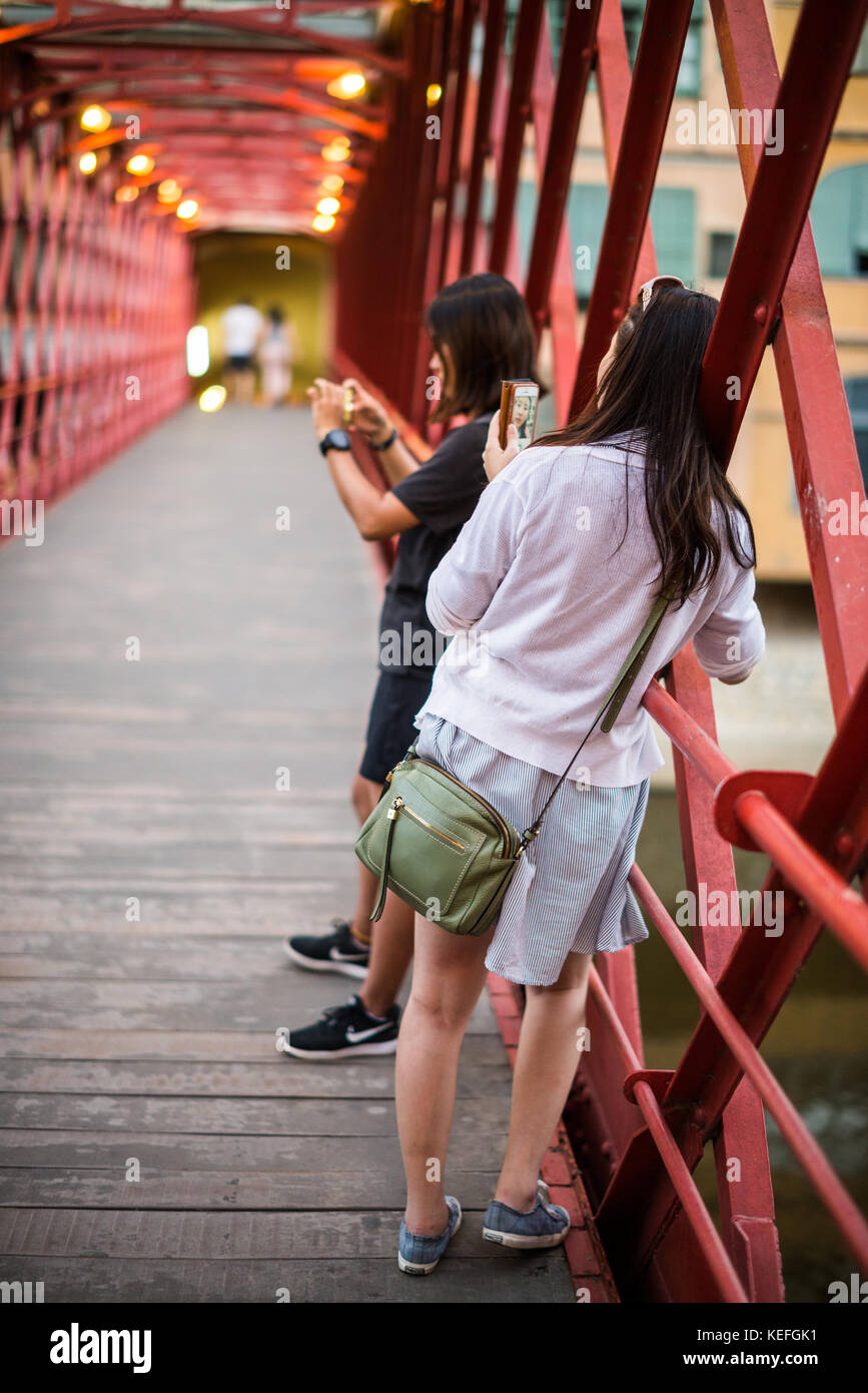 Les filles asiatiques sur le pont, Gérone, Catalogne, Espagne, Europe. Banque D'Images