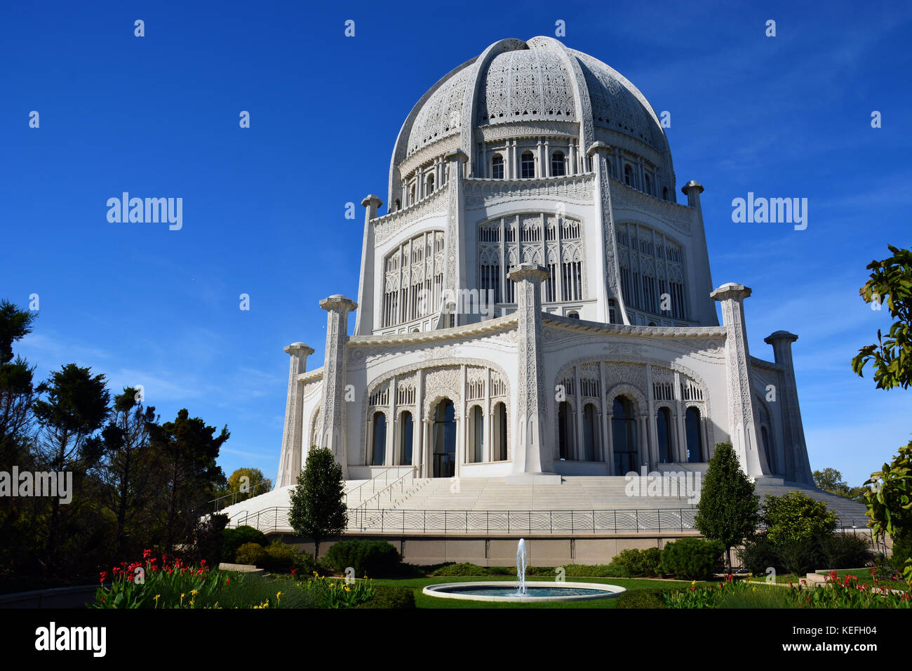 La maison d'Adoration Baha'i et c'est les jardins sont situés dans la banlieue de Wilmette Illinois, au nord de Chicago. Banque D'Images