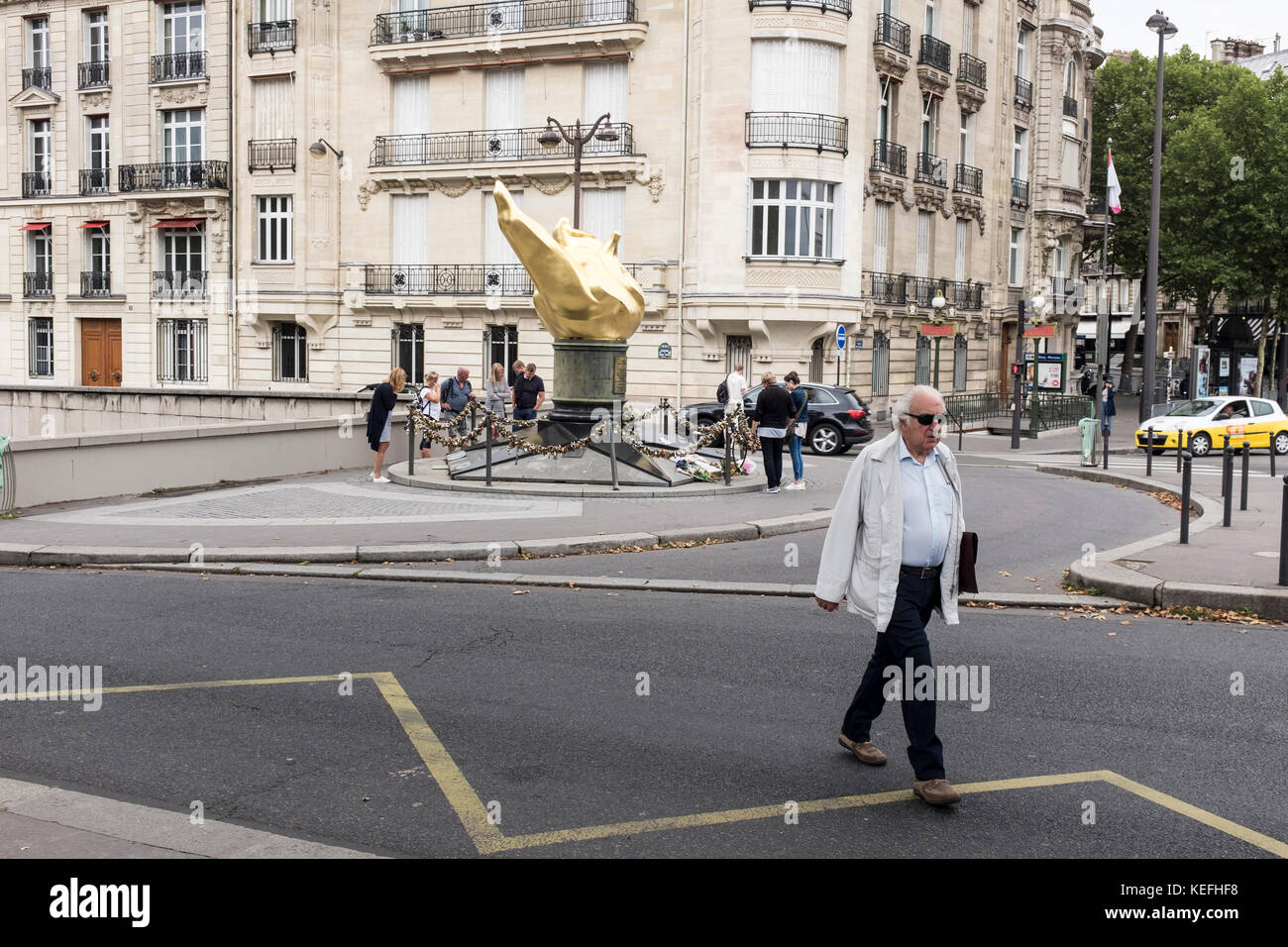 Visiteurs autour de la flamme de la liberté, à Paris, France Banque D'Images