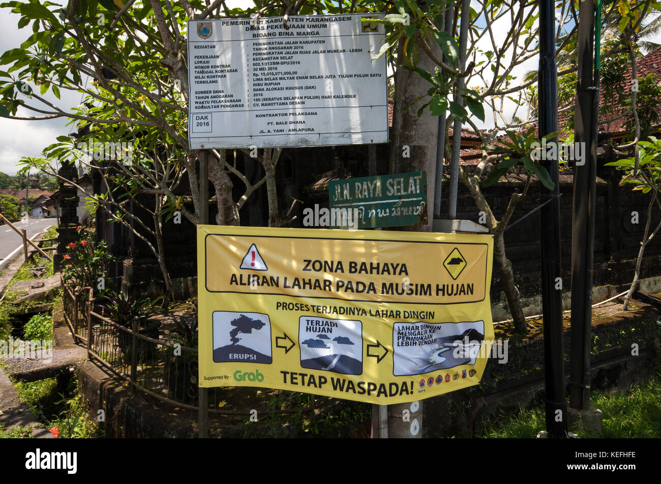 Panneau d'avertissement dans la zone dangereuse près de la montagne volcanique bali agung sur l'Indonésie. Banque D'Images