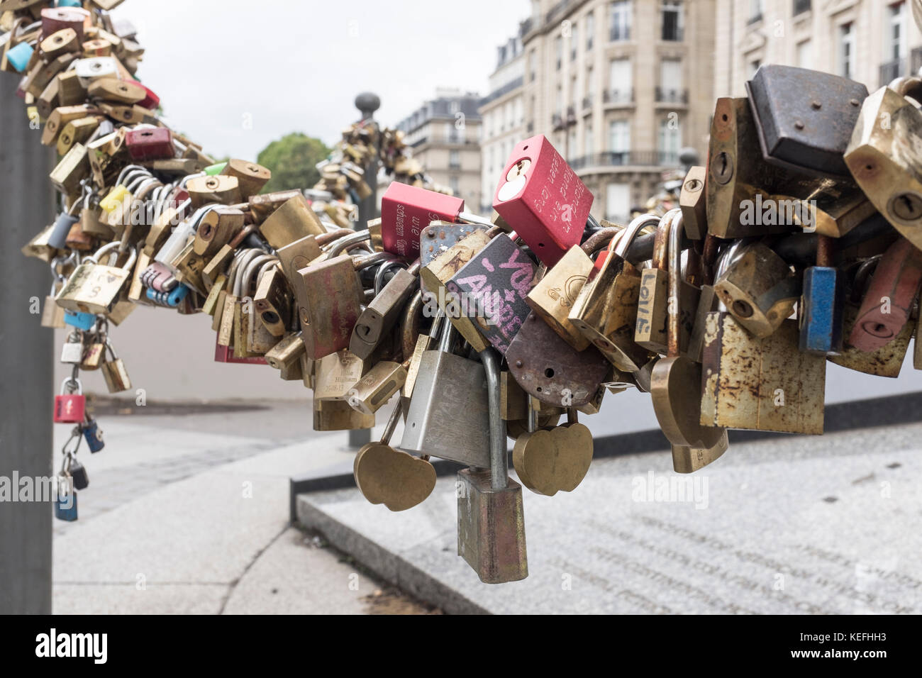 Des cadenas ornent la chaîne autour de la flamme de la liberté, à Paris, en France Banque D'Images