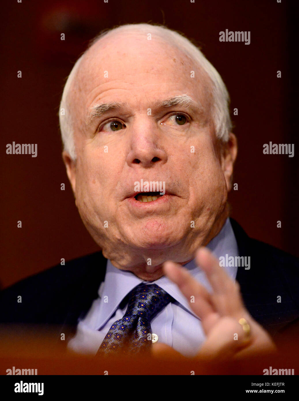 Le sénateur américain John McCain (républicain de l'Arizona) questions Secrétaire d'État américaine Hillary Rodham Clinton, alors qu'elle témoigne devant le comité du Sénat américain sur les relations étrangères sur "Benghazi : les attaques et les leçons tirées, à Washington, D.C. le mercredi, 23 janvier 2013..Credit : Ron Sachs / CNP.(RESTRICTION : NO New York ou le New Jersey Journaux ou journaux dans un rayon de 75 km de la ville de New York)/MediaPunch Banque D'Images