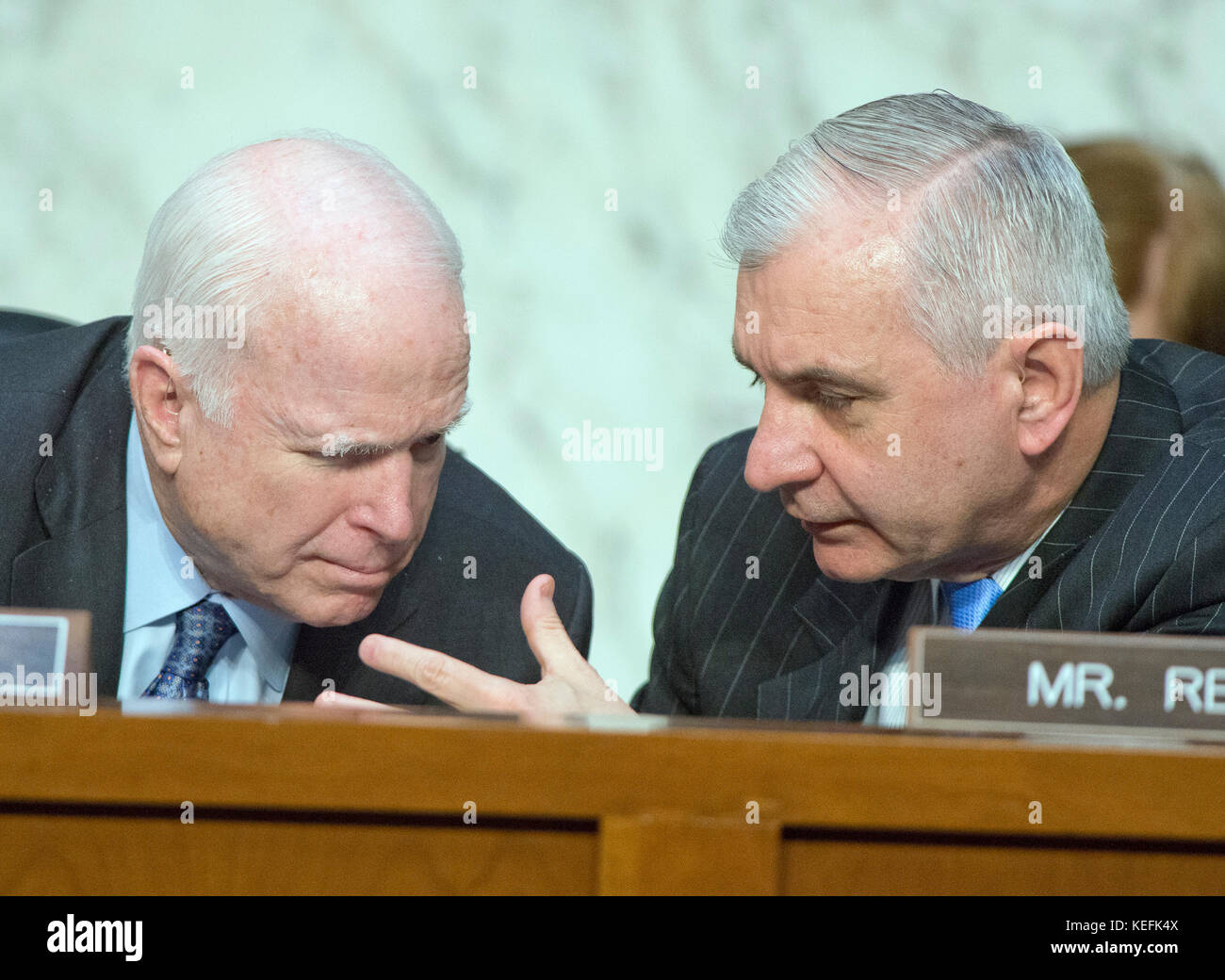 Le sénateur américain John McCain (républicain de l'Arizona), Président, à gauche, et l'United States le sénateur Jack Reed (démocrate du Rhode Island), Rang, droit, comité du Sénat américain sur les services armés, discuter le témoignage de la secrétaire de la Défense Ashton B. Carter et le général Joseph F. Dunford, Jr., USMC, chef d'état-major interarmées au cours de l'audience sur ìCounter-ISIL (État islamique d'Irak et du Levant) Opérations et Moyen-orient Strategyî sur la colline du Capitole à Washington, DC le jeudi 28 avril, 2016. Credit : Ron Sachs / CNP /MediaPunch Banque D'Images