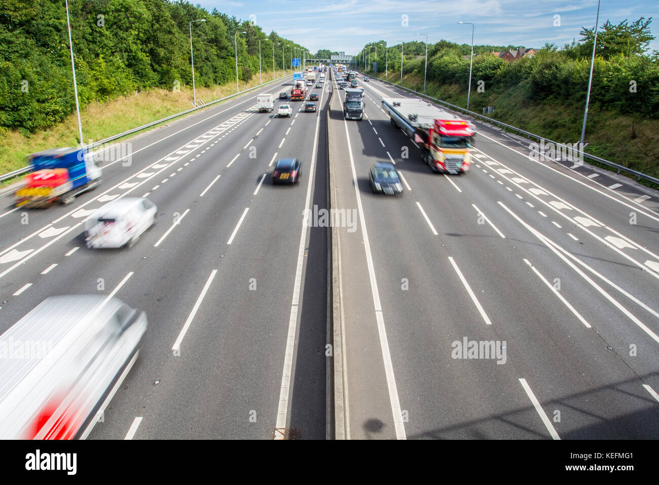 Une vue aérienne d'une autoroute occupée dans le Royaume-Uni avec deux chaussées et six voies et d'excès le trafic et causent de flou. Banque D'Images