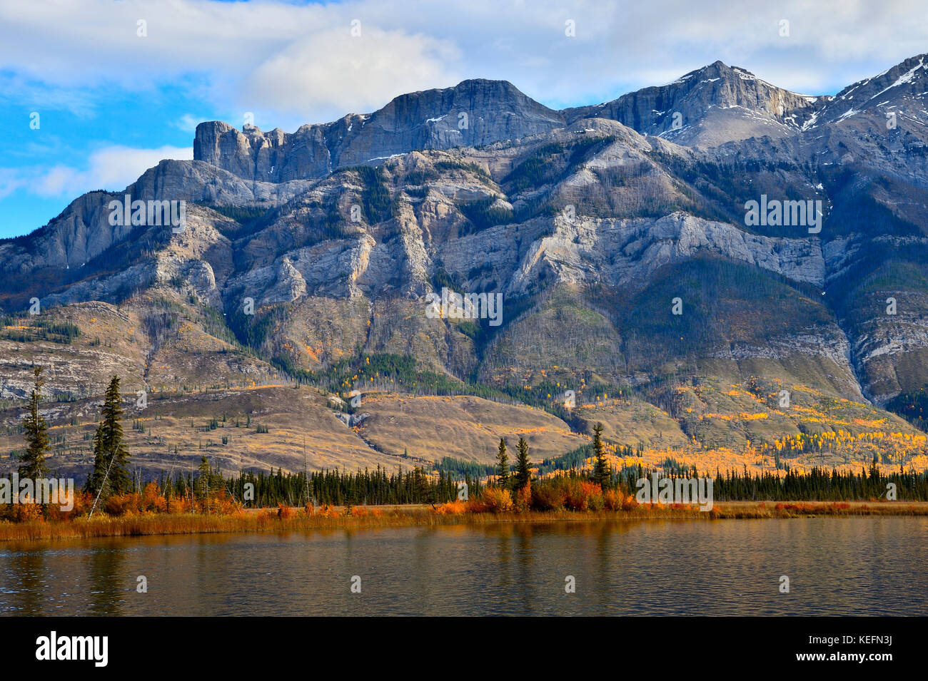Une image de paysage d'automne montrant la chaîne de montagnes Miette dans le parc national Jasper, Alberta, Canada Banque D'Images