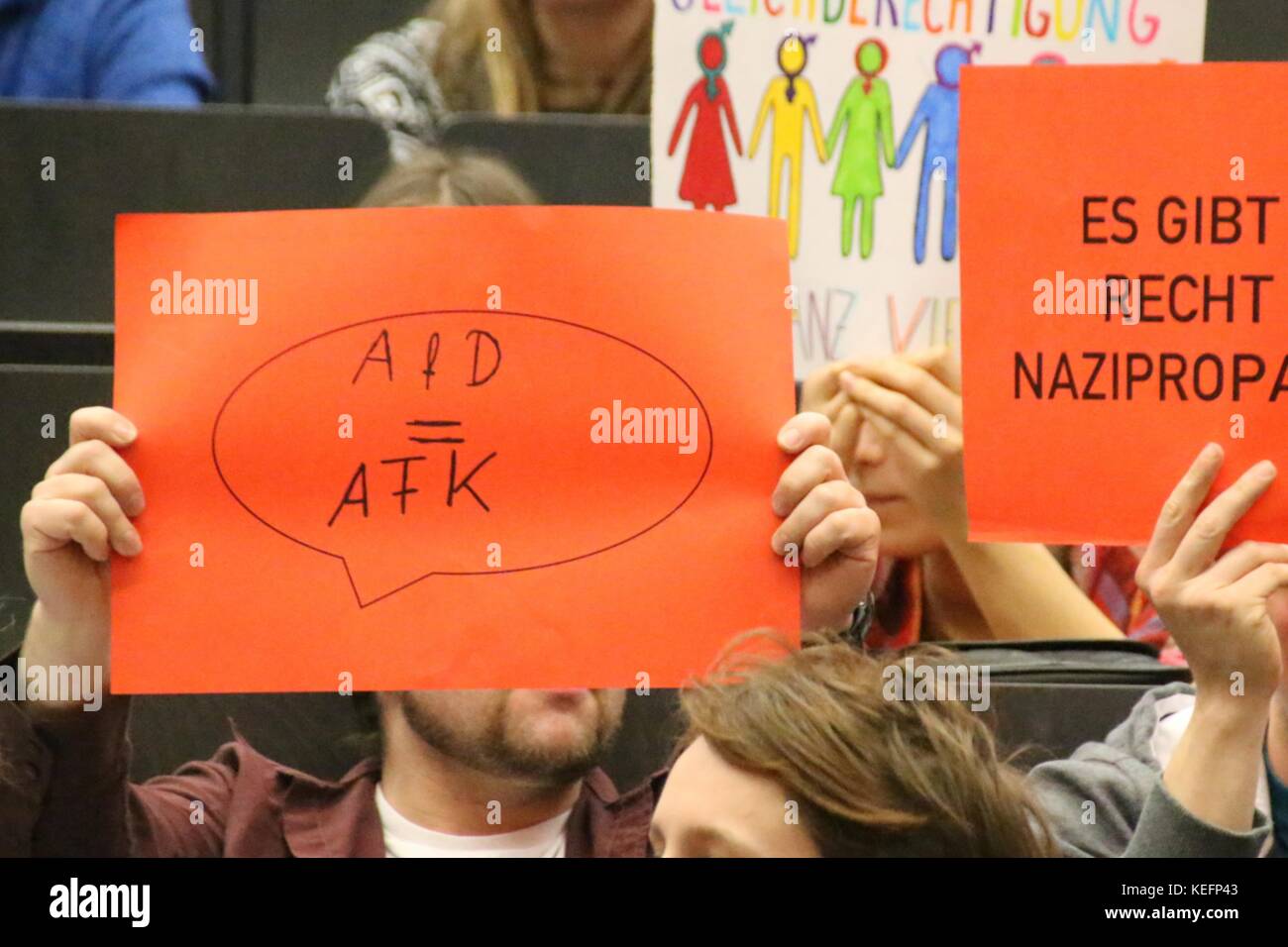 MAGDEBURG, ALLEMAGNE - le 11 janvier 2017 : des manifestations d'étudiants à l'université de Magdeburg contre une conférence de l'AfD parti populiste. Banque D'Images