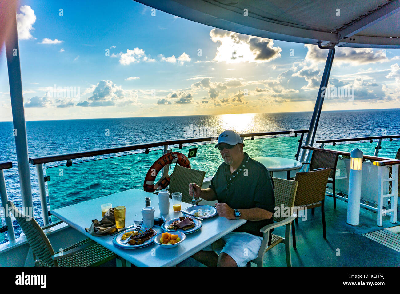 Un homme jouit d'un dîner de l'un des buffets sur un bateau de croisière en Méditerranée 2017 Banque D'Images