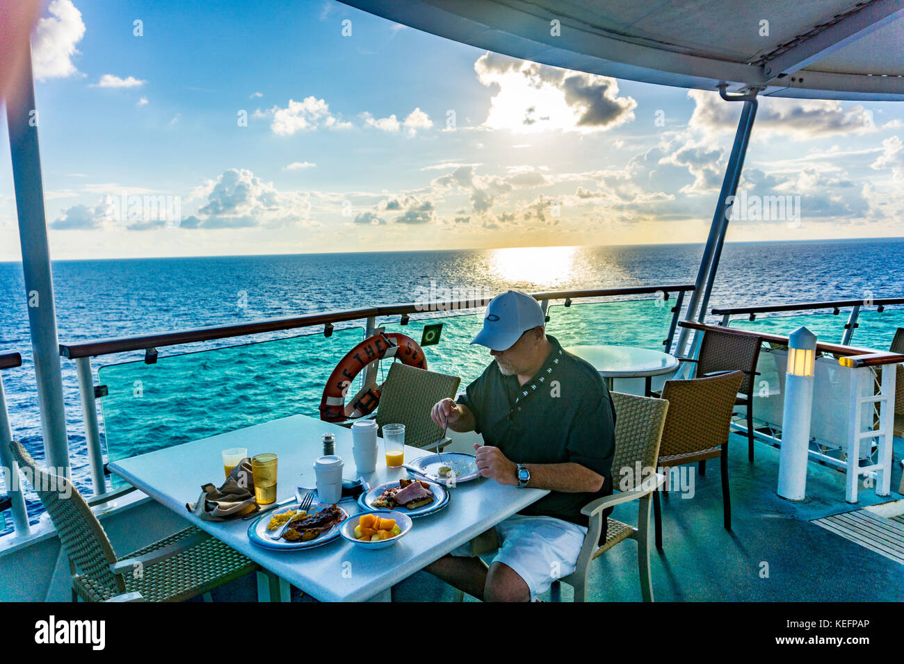 Un homme jouit d'un dîner de l'un des buffets sur un bateau de croisière en Méditerranée 2017 Banque D'Images