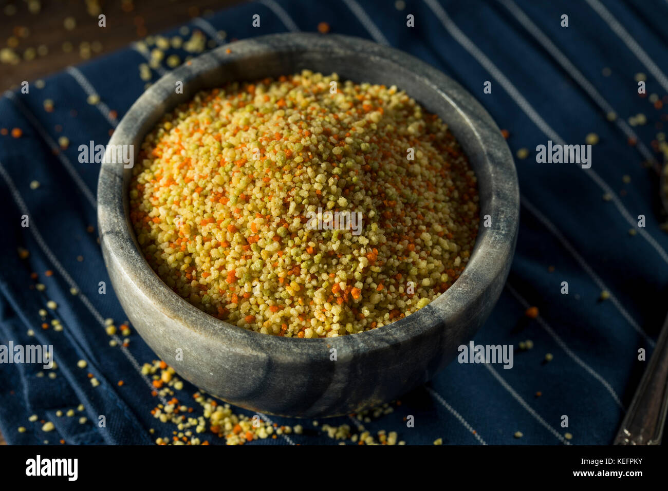 Matière sèche organique couleur tri couscous dans un bol Banque D'Images