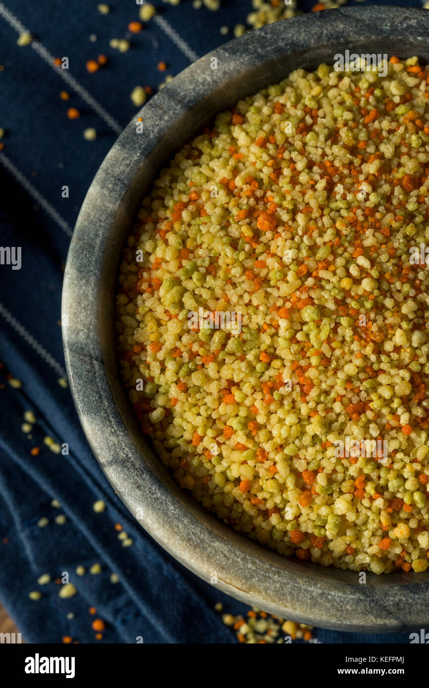 Matière sèche organique couleur tri couscous dans un bol Banque D'Images