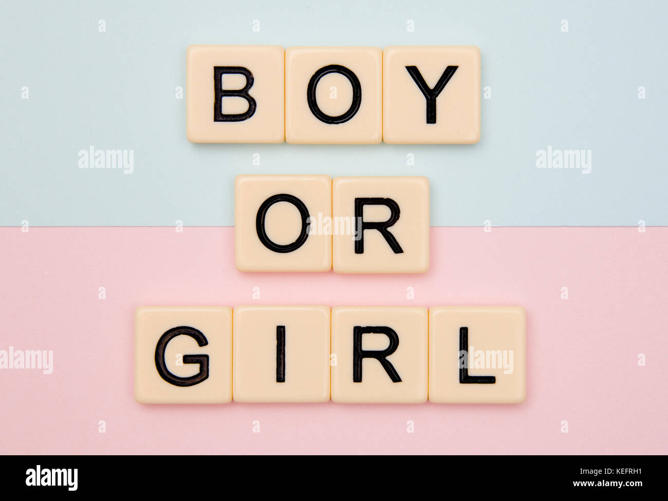 Garçon ou fille sur un fond rose et bleu Banque D'Images