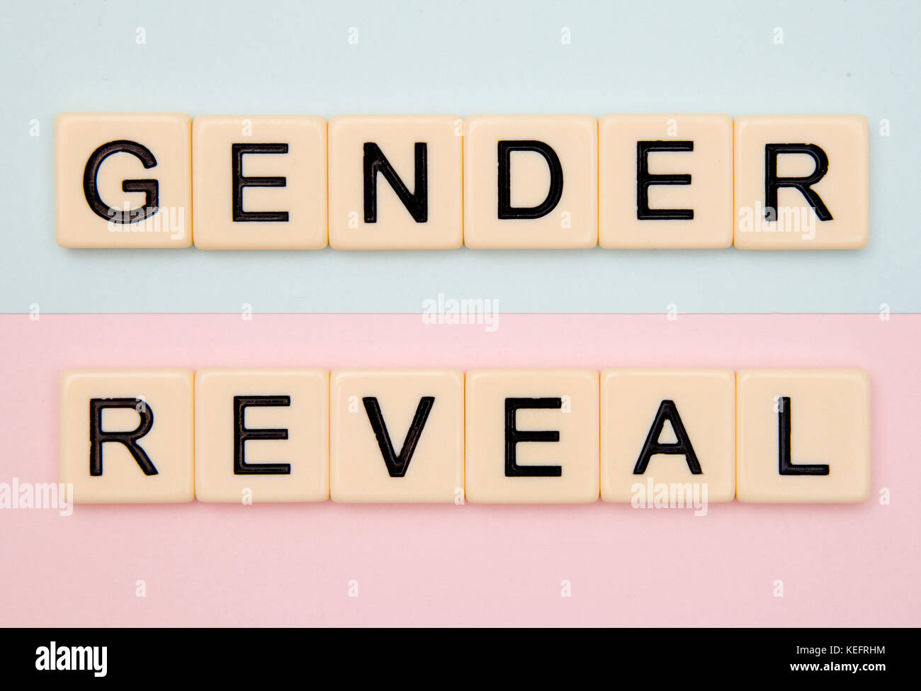 L'révéler sur un fond rose et bleu Banque D'Images