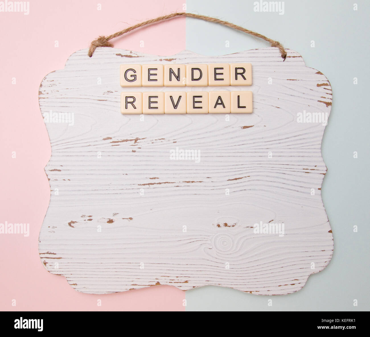 L'révéler sur un fond bleu et rose Banque D'Images