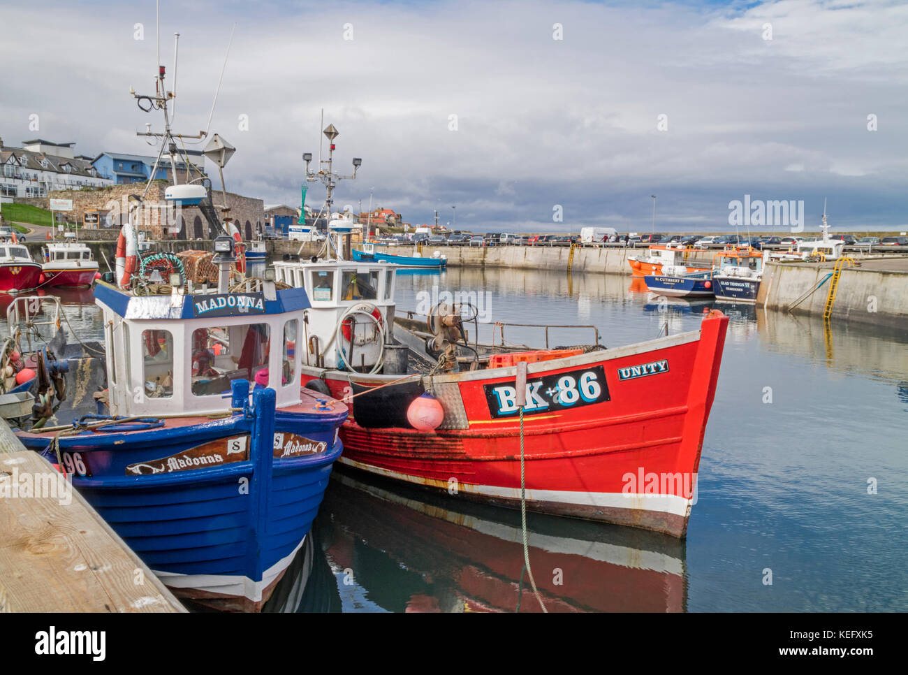 Bateaux de pêche dans le port de Seahouses sur la côte de Northumbrie, Northumberland, England, UK Banque D'Images