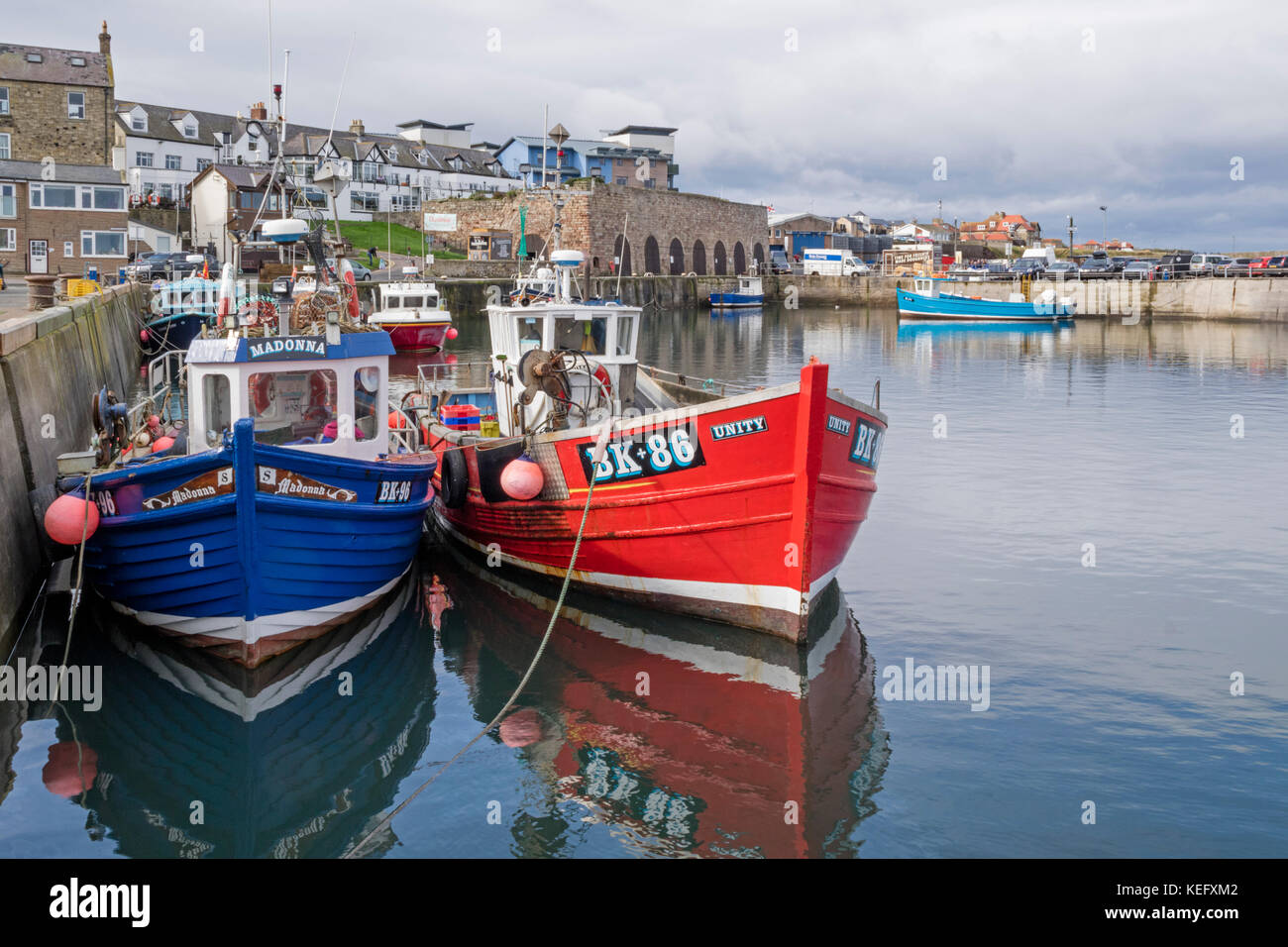 Bateaux de pêche dans le port de Seahouses sur la côte de Northumbrie, Northumberland, England, UK Banque D'Images