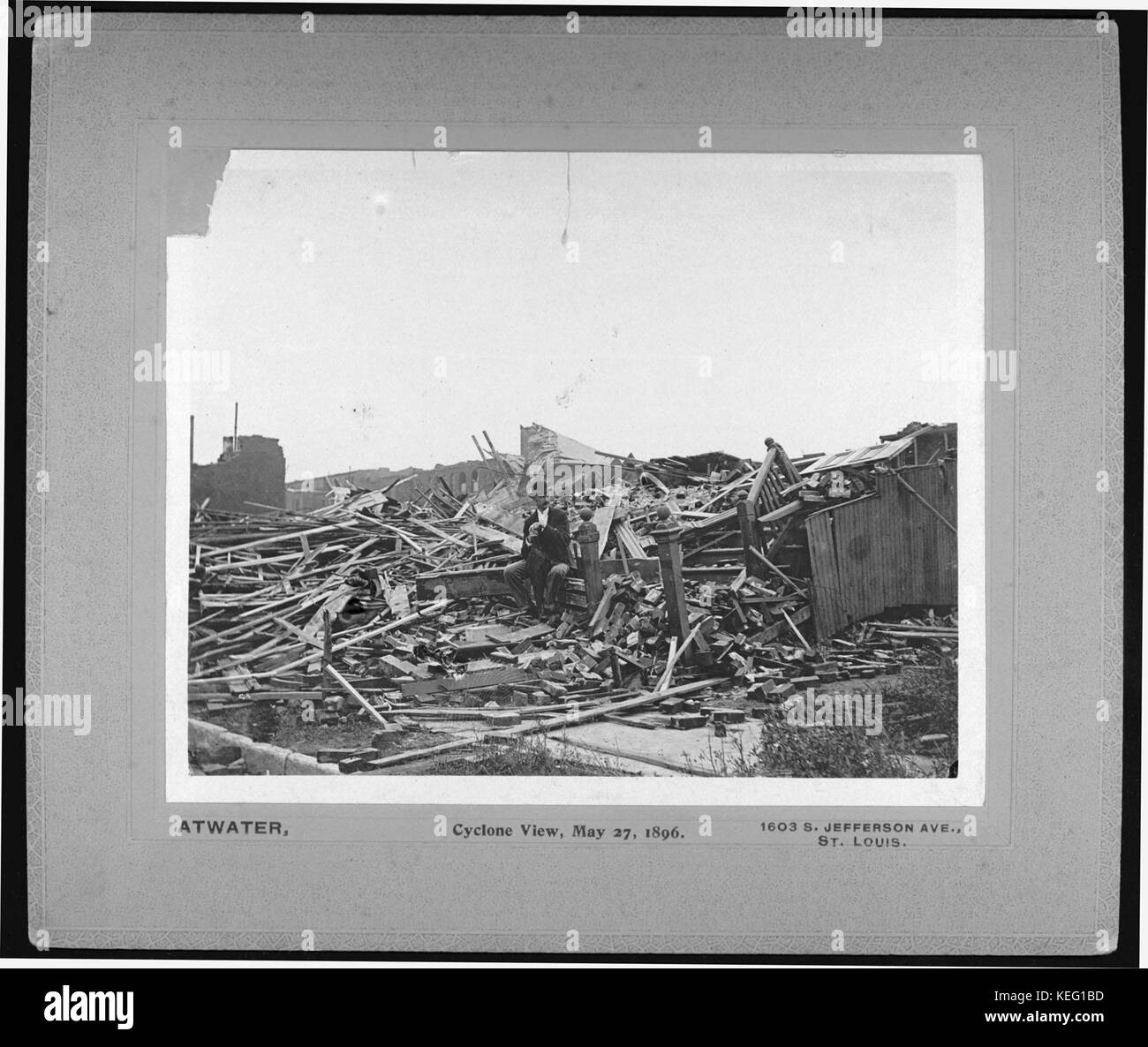 Voir Cyclone, le 27 mai 1896. (L'homme au chapeau melon assis parmi les épaves du bâtiment reste après la destruction de tornade) Banque D'Images