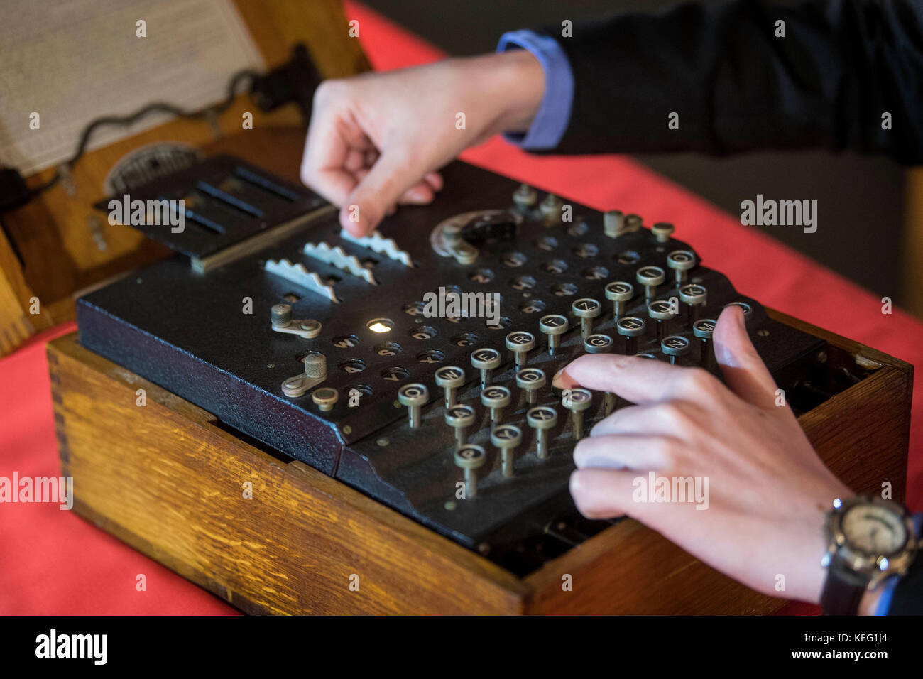 James Grime, expert en énigme, examine une machine Enigma en activité pendant la Seconde Guerre mondiale à l'exposition des Codebreakers et des Groundbreakers au Fitzwilliam Museum, à Cambridge. Banque D'Images