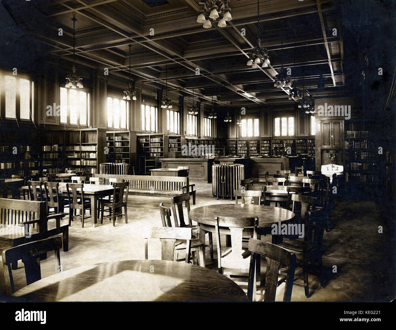 Vue en regardant les rayons de livres à la direction générale de la Soulard Louis bibliothèque publique. ( Scott, Poe, Ibsen et visible sur les murs) Banque D'Images