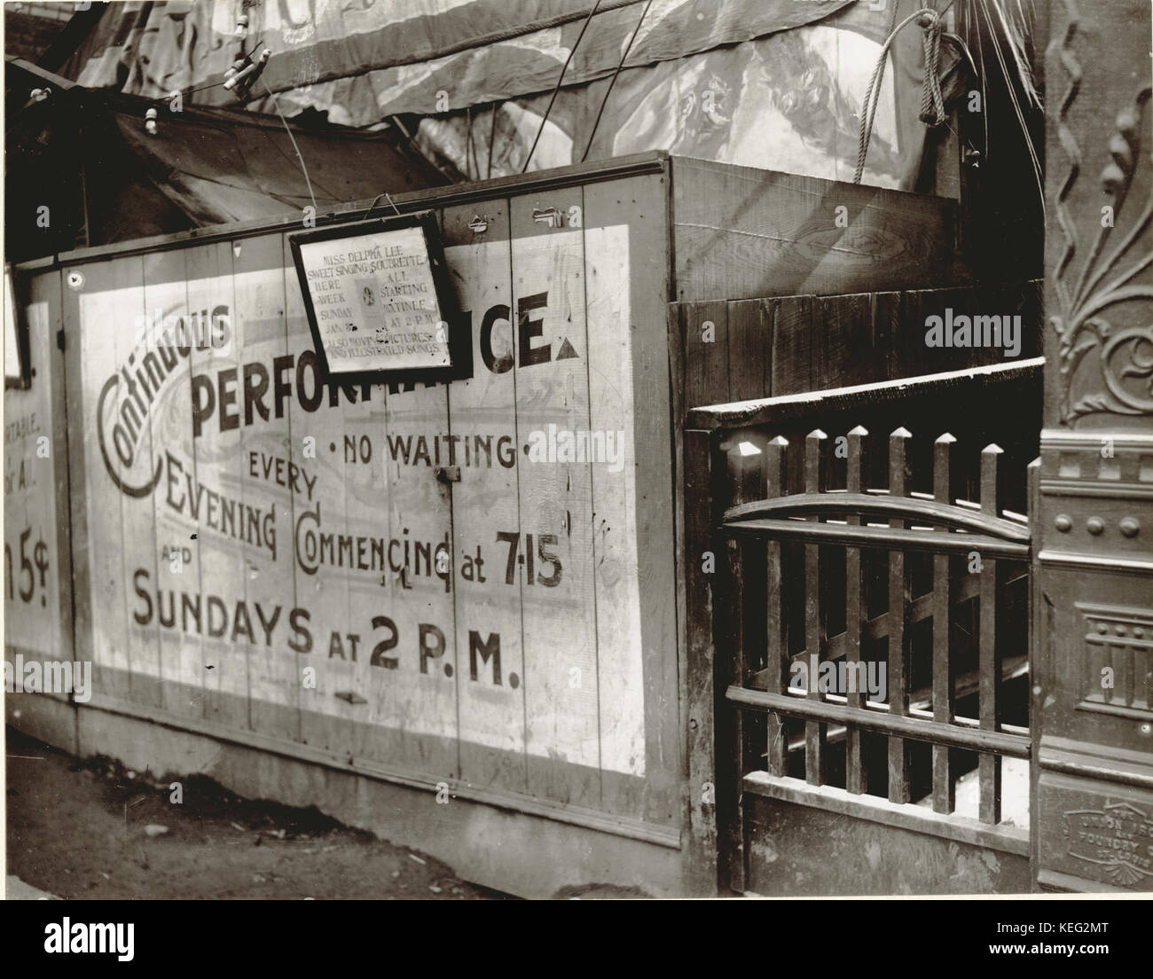 Un signe peint sur une planche de bord de la publicité murale performances nocturnes à ce qui semble être une tente. Un signe moins indique Mlle Delpha Lee Sweet Soubrette chanter ici toute la semaine aussi d'images en mouvement et illustré 0081 Banque D'Images