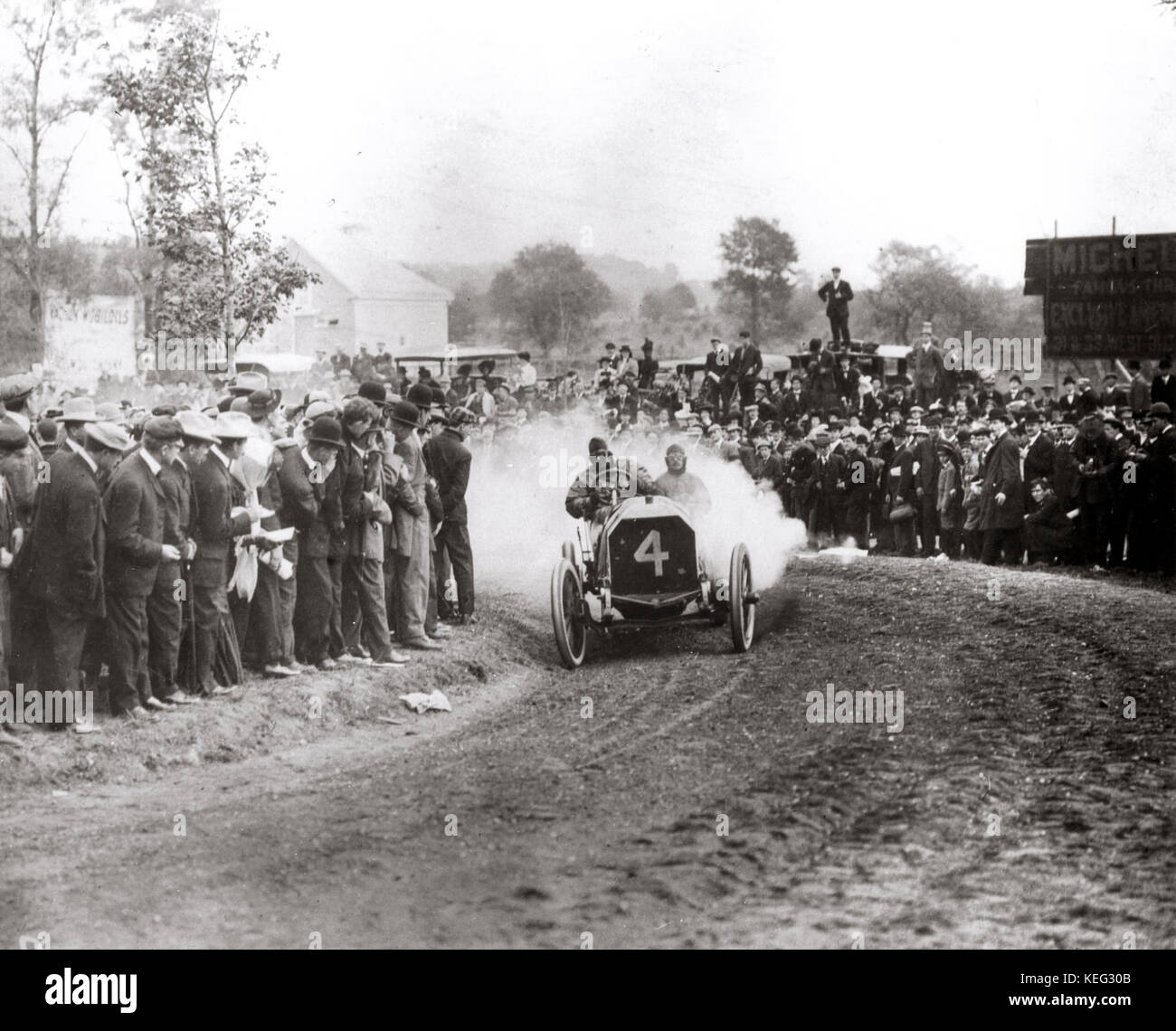 Cette voiture de course des environs de 1906, pilotée par Lauera, a terminé deuxième d'une course à New York. Lauera a atteint une vitesse notable de 80 miles par heure tout en naviguant dans un virage difficile en épingle à cheveux. Banque D'Images