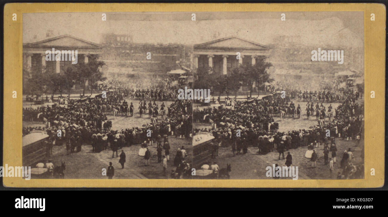 Cette image stéréoscopique représente la cavalerie entrant dans le parc depuis Tyron Row le 4 juillet 1860, capturant un moment de mouvement militaire au milieu du XIXe siècle, probablement lié aux célébrations du jour de l'indépendance ou à un événement cérémonial. Banque D'Images
