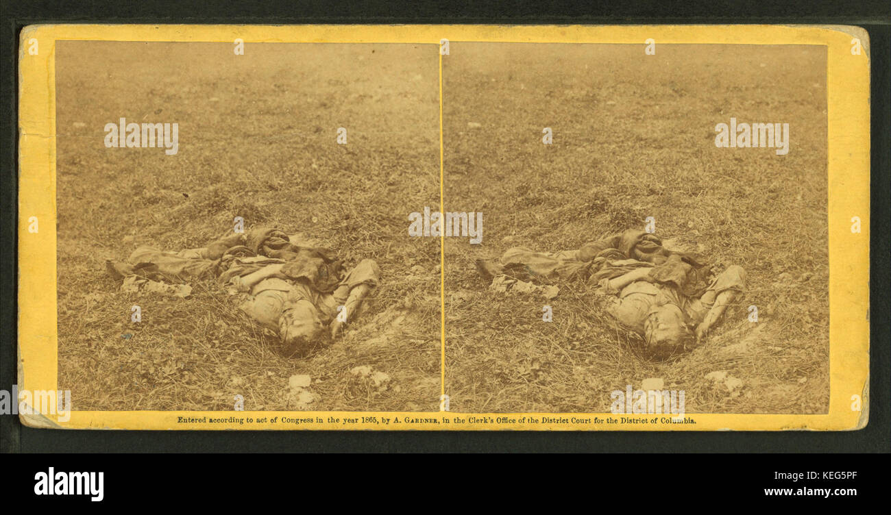 Il dort son dernier sommeil. Un Conferederate soldat qui après avoir été blessé à l'évidence se traîna vers un petit ravin sur le flanc de la colline, où il est mort, par Alexander Gardner, 1882, 1821 Banque D'Images