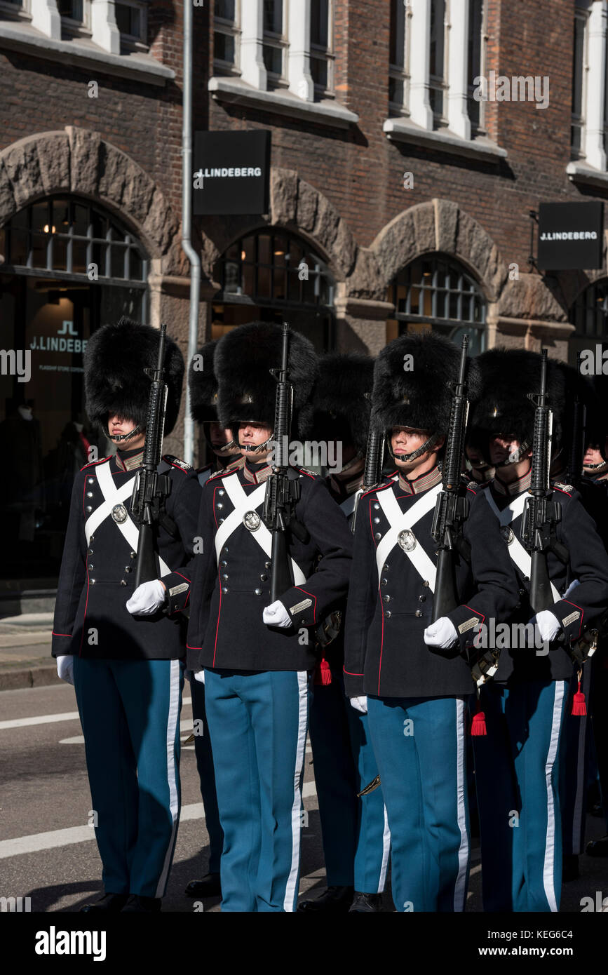 Changement de garde, le Palais d'Amalienborg, Copenhague, Danemark Banque D'Images