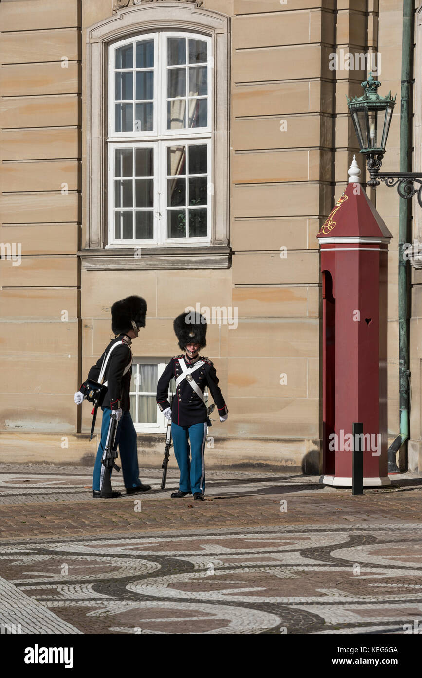 Changement de garde, le Palais d'Amalienborg, Copenhague, Danemark Banque D'Images