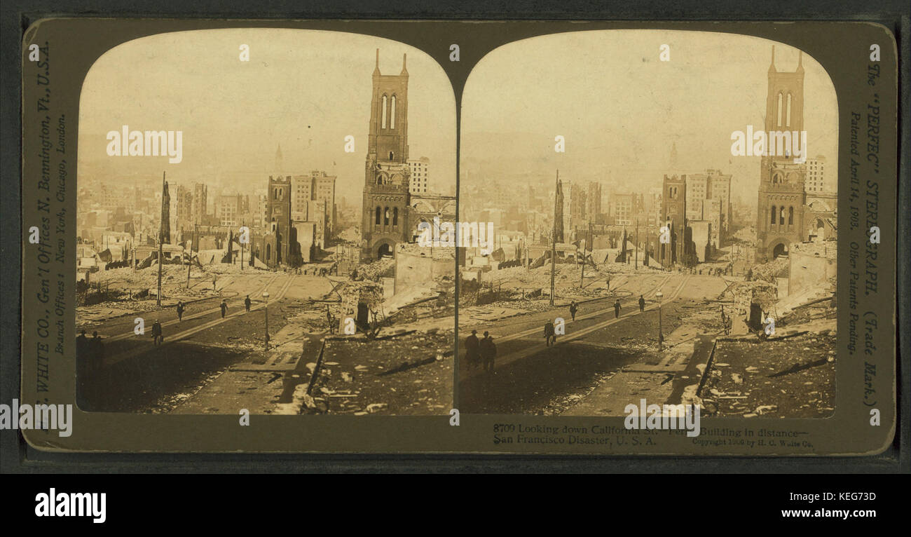 Cette photographie stéréoscopique capture California Street à San Francisco avec le Ferry Building au loin, après le tremblement de terre de 1906 à San Francisco. Il offre une vue sur la dévastation causée par la catastrophe. Banque D'Images