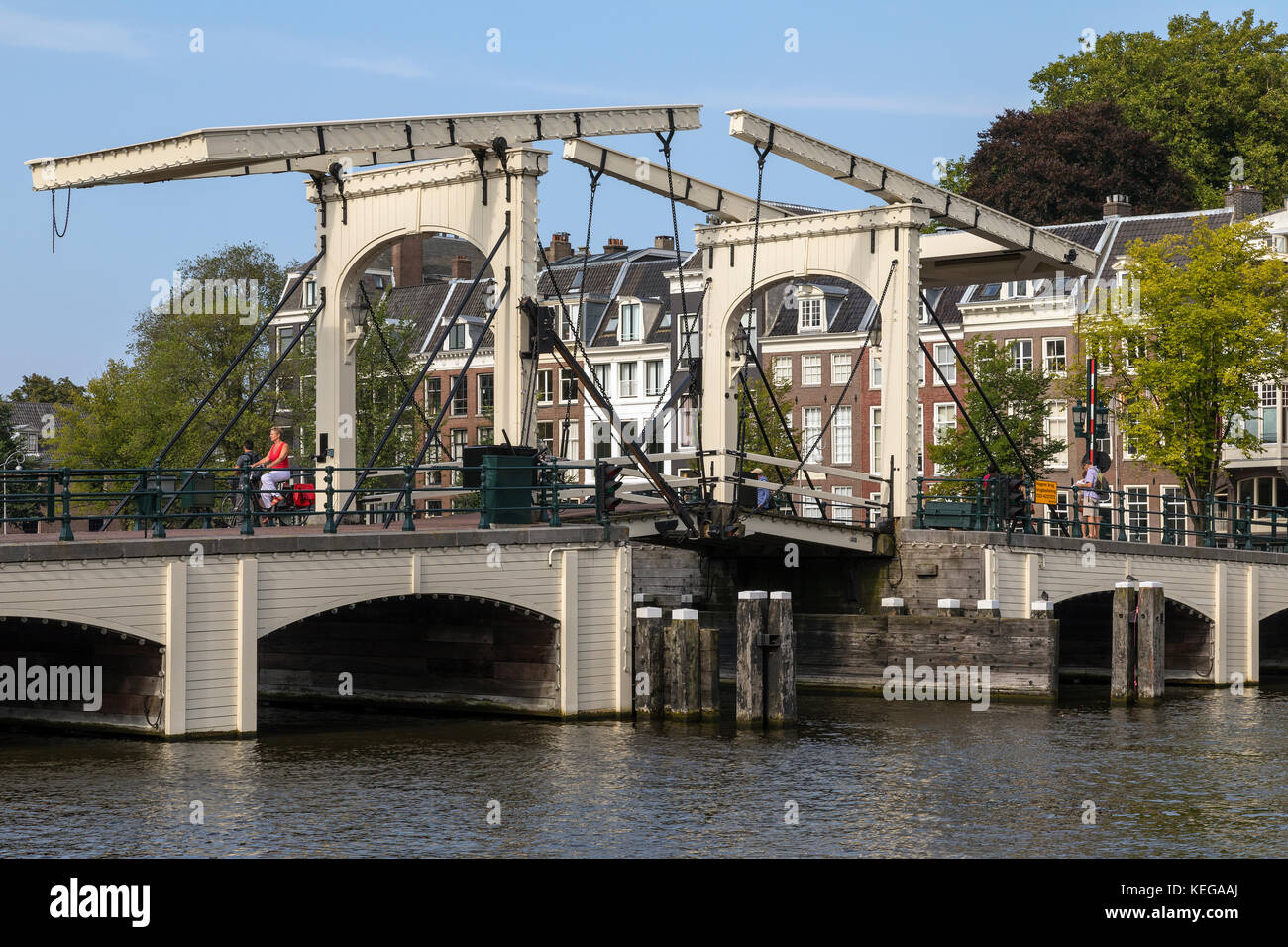 Le pont magere ou skinny bridge sur la rivière Amstel dans la ville d'Amsterdam aux Pays-Bas. la partie centrale de Magere Brug est un b.sc.a. Banque D'Images