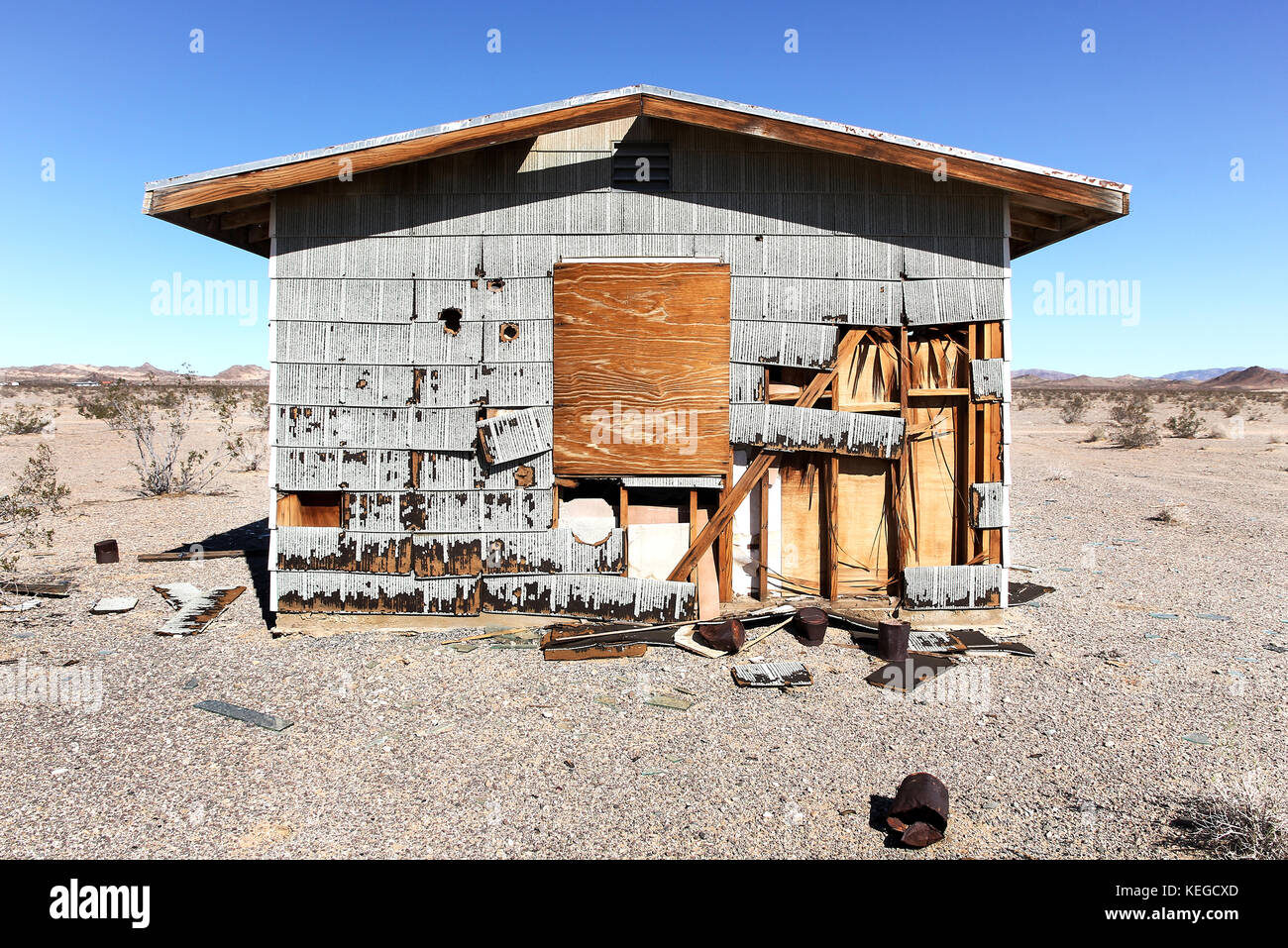 Homestead abandonné, désert de Mojave, le californien High Desert, sous un ciel bleu. Banque D'Images