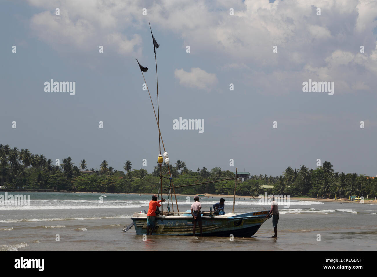 Unawatuna Galle Sri Lanka Province du Sud avec les pêcheurs boat on beach Banque D'Images