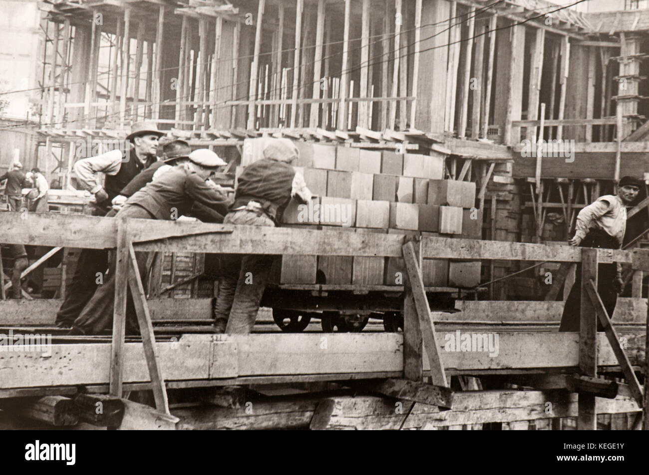 Les activités de construction à Milan (1939) près de Porta Ticinese Banque D'Images