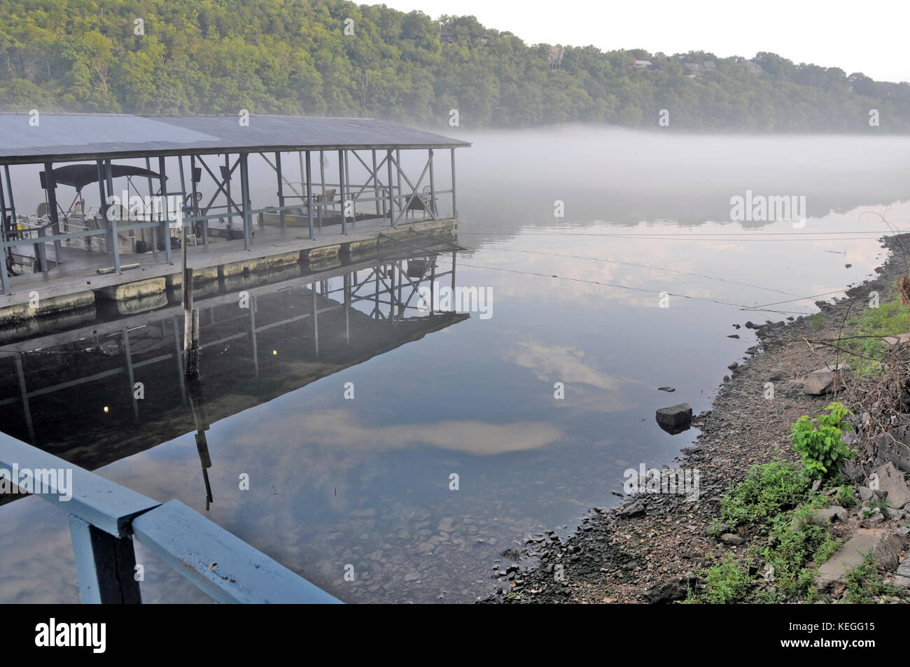 Quai couvert dans la brume matinale sur le lac Taneycomo à Branson, mo usa Banque D'Images