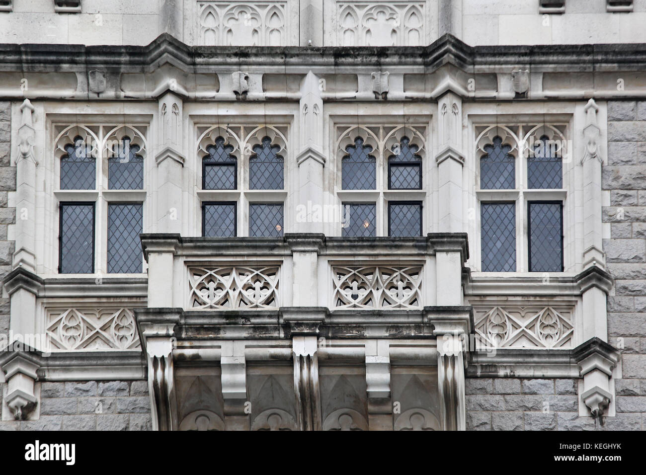 Vieille façade en pierre avec des fenêtres et des ornements architecturaux Banque D'Images