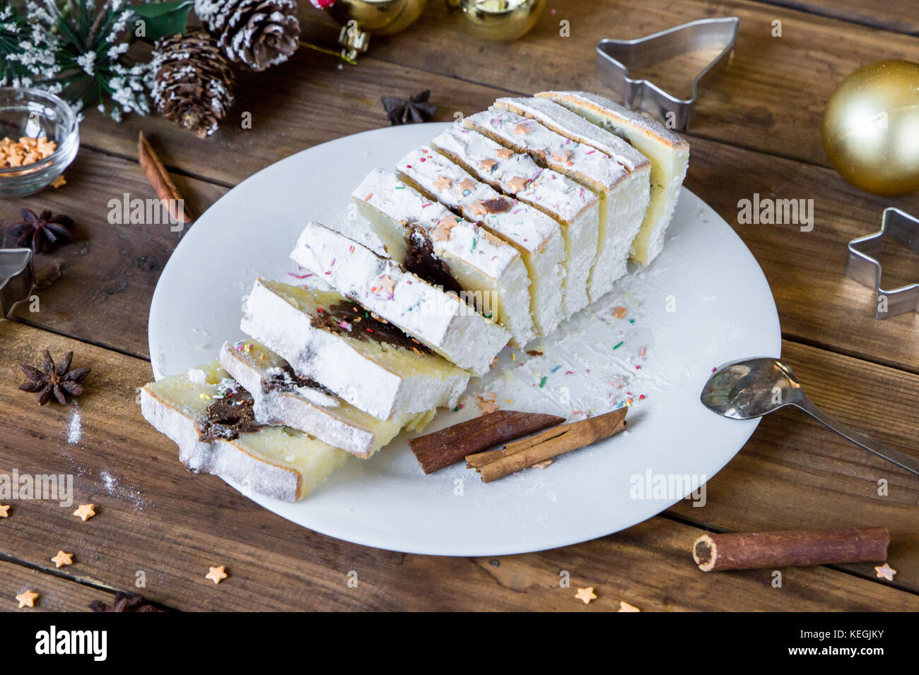 Slicesed gâteau de Noël sur l'arrière-plan avec des décorations de vacances Banque D'Images