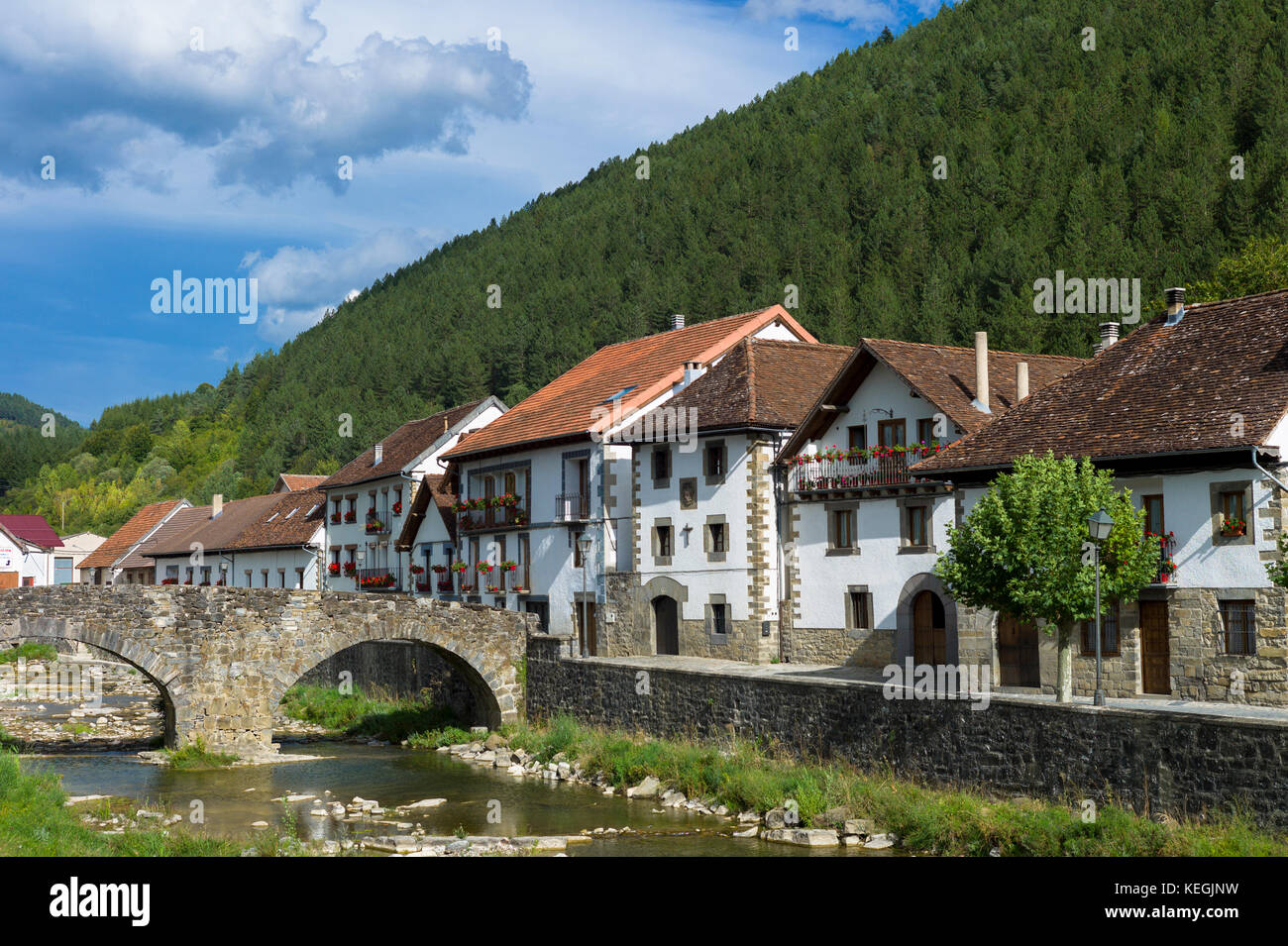 Ville typiquement basque dans le Nord de l'Espagne Banque D'Images