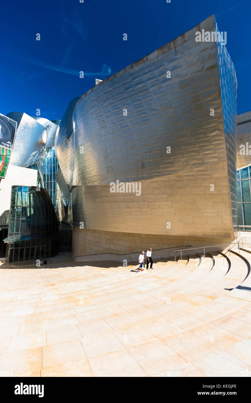 Visiteurs au musée Guggenheim de l'architecte Frank Gehry en titane et verre à Bilbao, pays basque, Espagne Banque D'Images