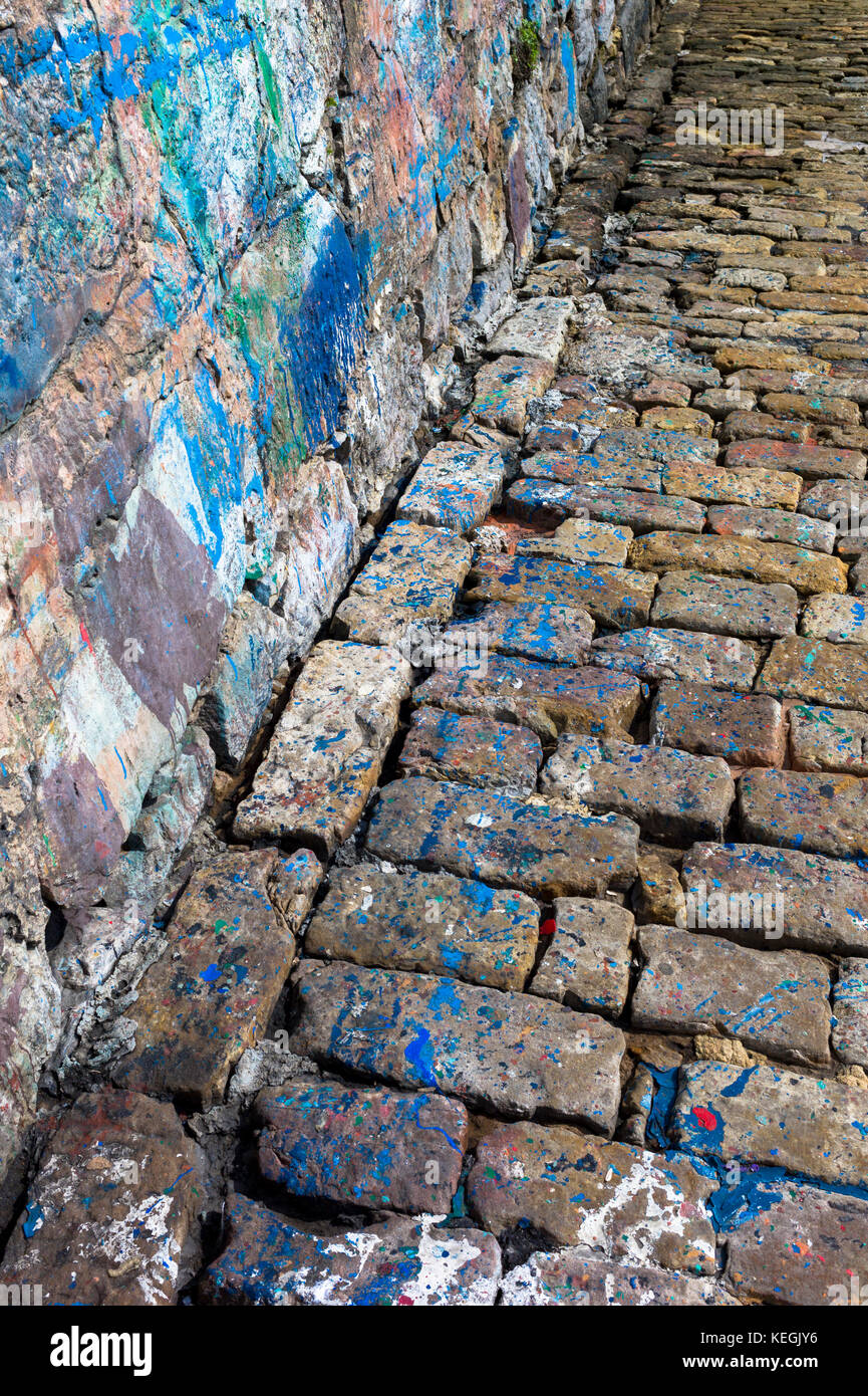 La peinture abstraite des éclaboussures de couleurs où les bateaux peints par sea wall dans port de Castro Urdiales, Cantabria, ESPAGNE Banque D'Images
