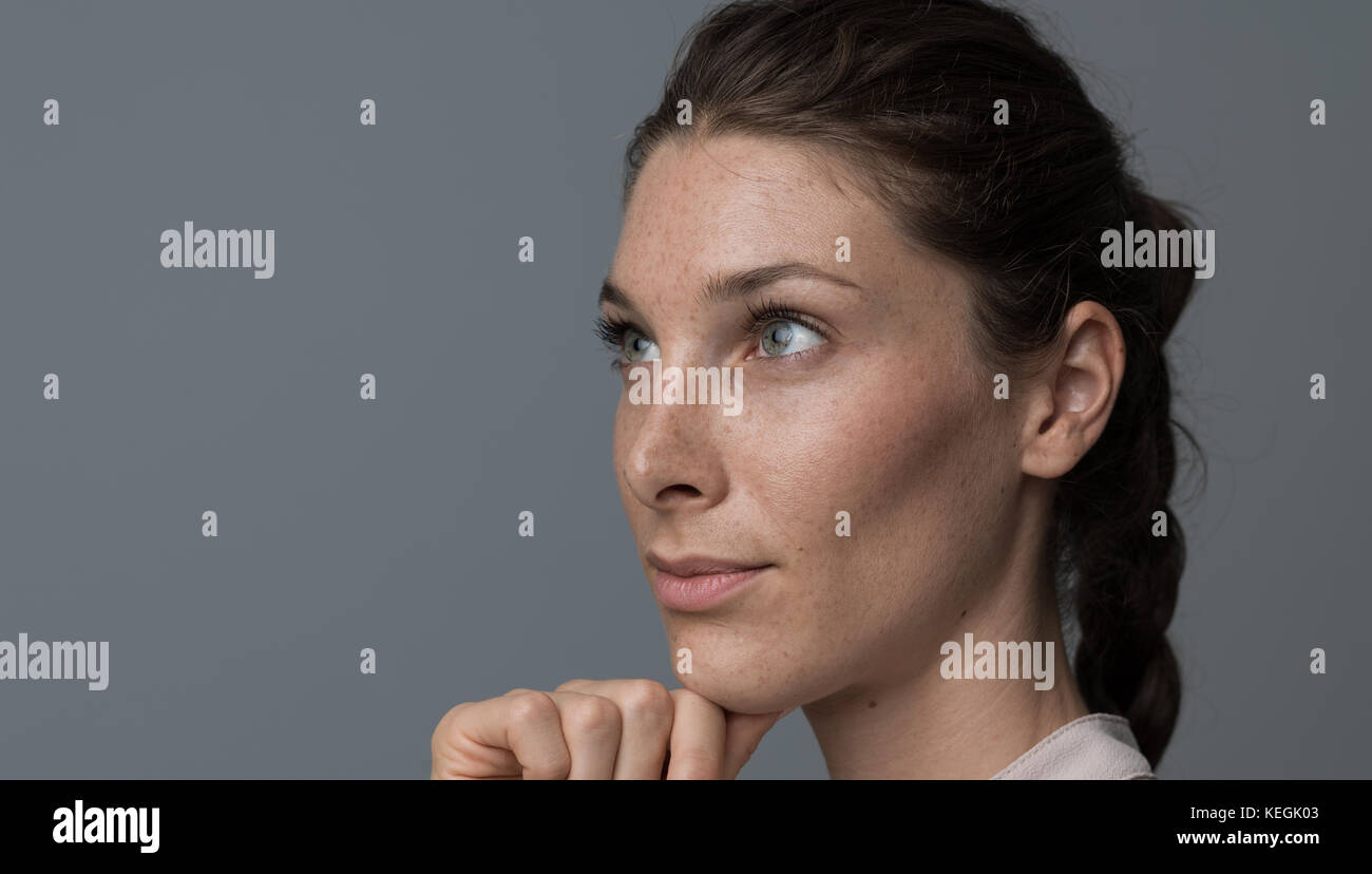 Woman thinking with hand on chin, elle est la planification et la prise de décisions Banque D'Images Woman thinking with hand on chin, elle est la planification et la prise de décisions Banque D'Images
