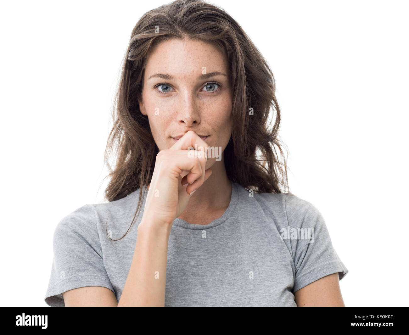 Confiant pensive woman thinking with hand on chin and smiling at camera Banque D'Images Confiant pensive woman thinking with hand on chin and smiling at camera Banque D'Images